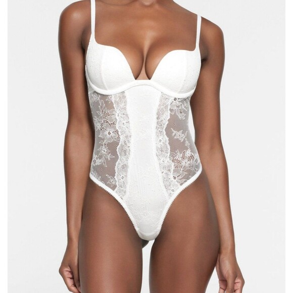 SKIMS Kim Kardashian Ultra Fine Lace marble White NWT medium - Picture 1 of 2